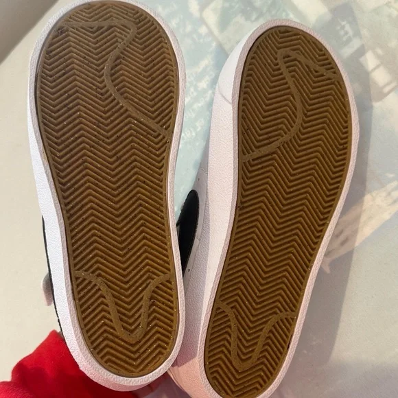 Nike Kids White and Black Velcro Sneakers - Picture 4 of 6
